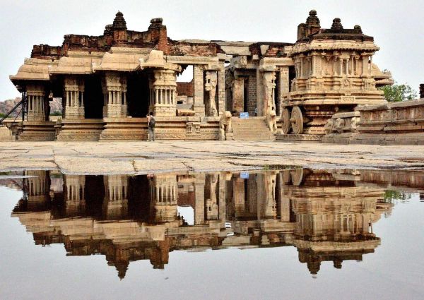Hampi-in-Karnataka-The-Ruins-of-Temples-&-Forts